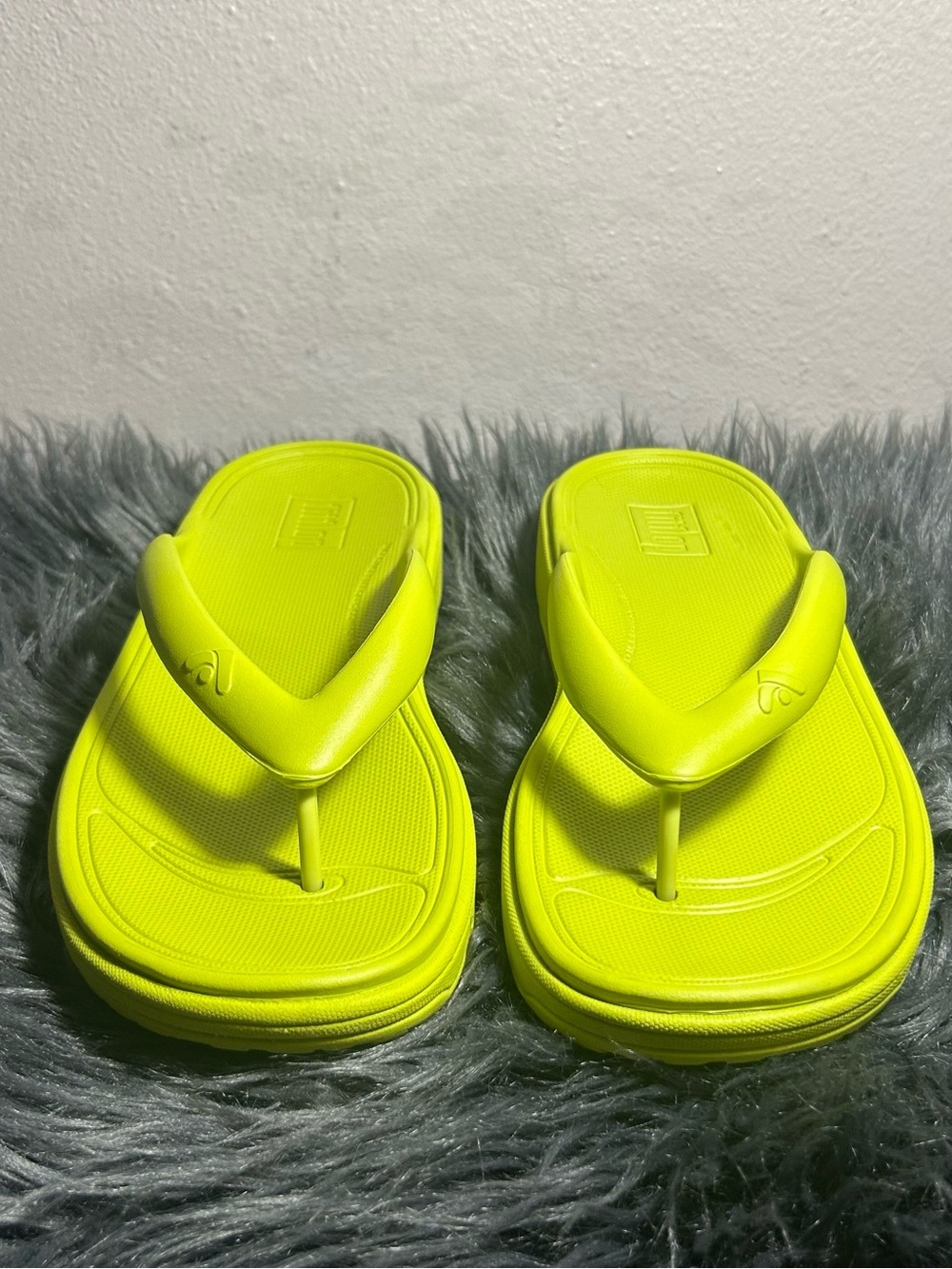 FITFLOP RELIEFF Metallic Recovery Toe-Post lemongrass Sandals Size 8 - Picture 6 of 11